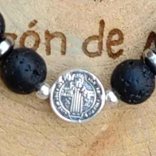 Medalla de san Benito negro